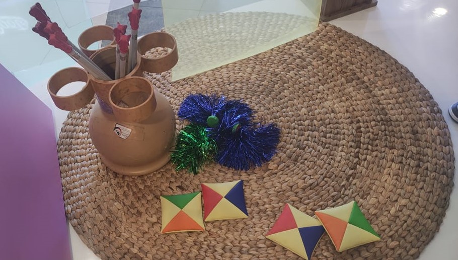 salahh satu permainan khas Korea dan pengunjung mencicipi teh herbal. 