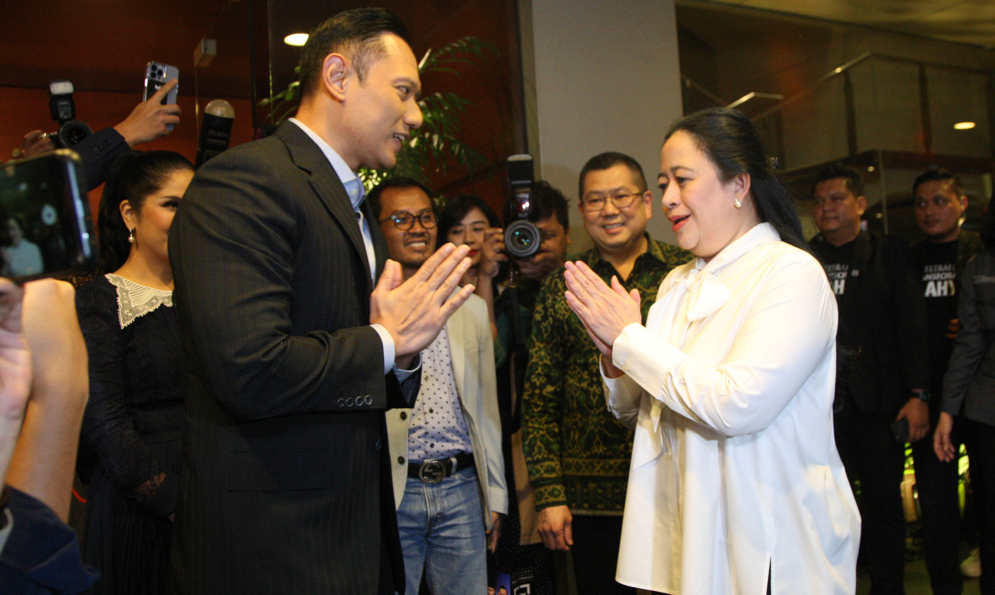 Ketua Umum Partai Demokrat Agus Harimurti Yudhoyono (AHY) (kiri) dan Ketua DPP PDI-P Puan Maharani.