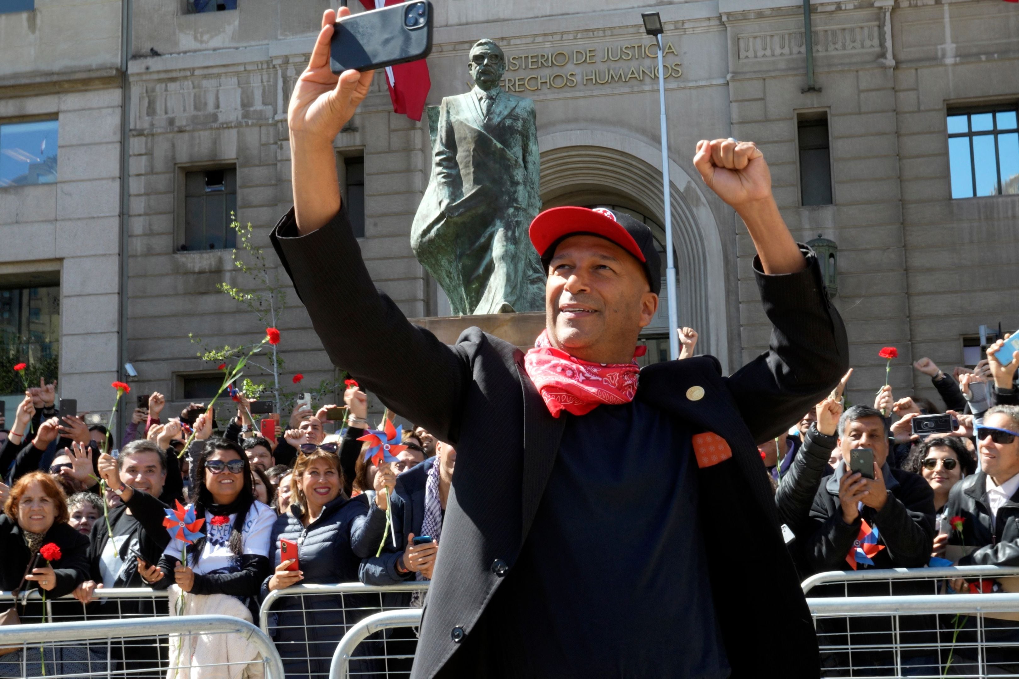   Tom Morello, gitaris Rage Against the Machine yang juga aktivis politik, hadir pada acara peringatan 50 tahun kudeta berdarah di Cile