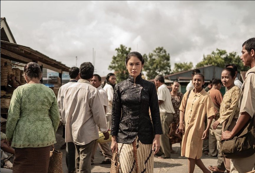 Cuplikan adegan dari serial Gadis Kretek