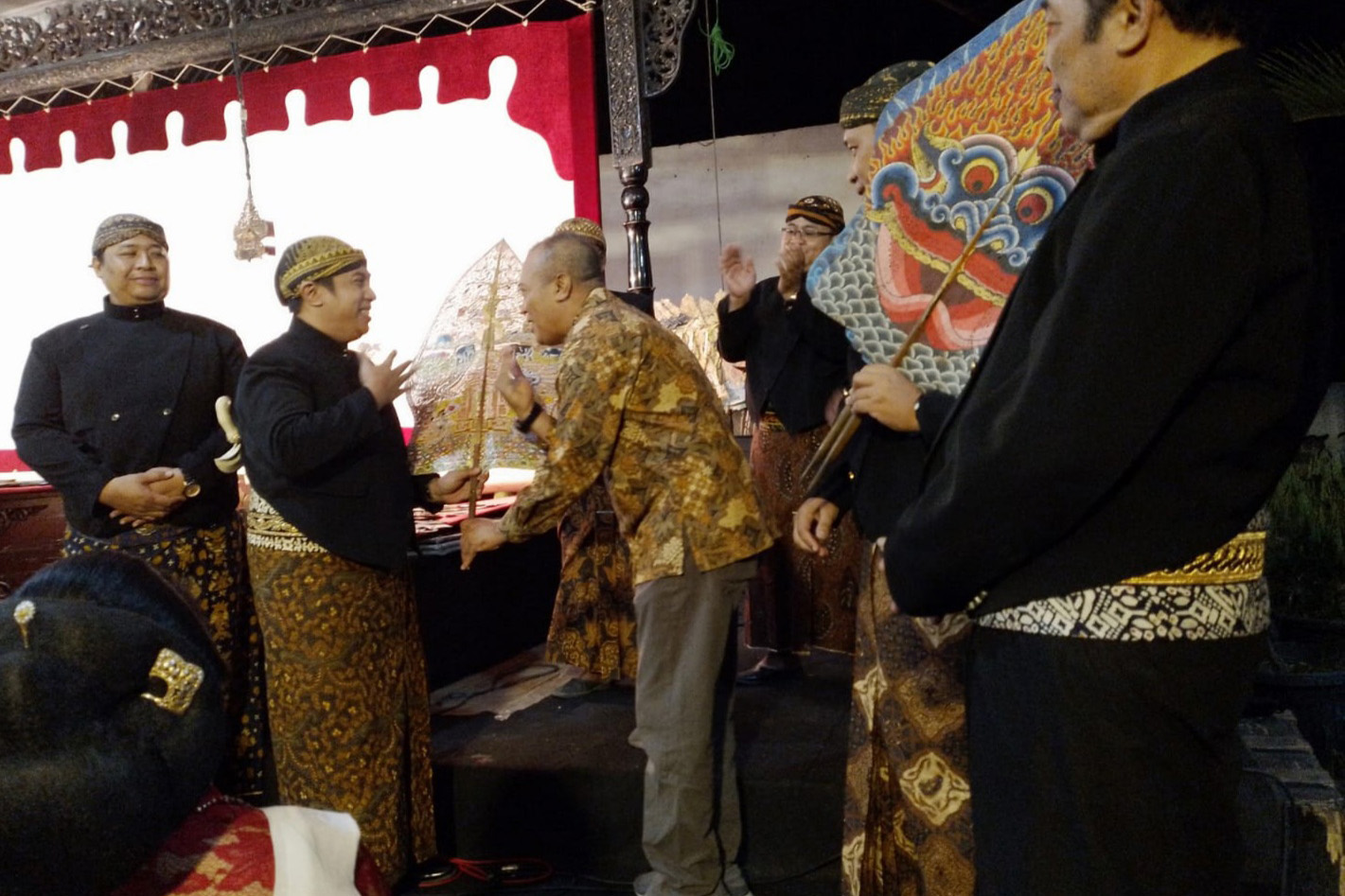 Kepala Disbudporapar Klaten Sri Nugroho (tengah) menyerahkan gunungan wayang kepada dalang Ki MPP Bayu Aji (kedua dari kiri). 