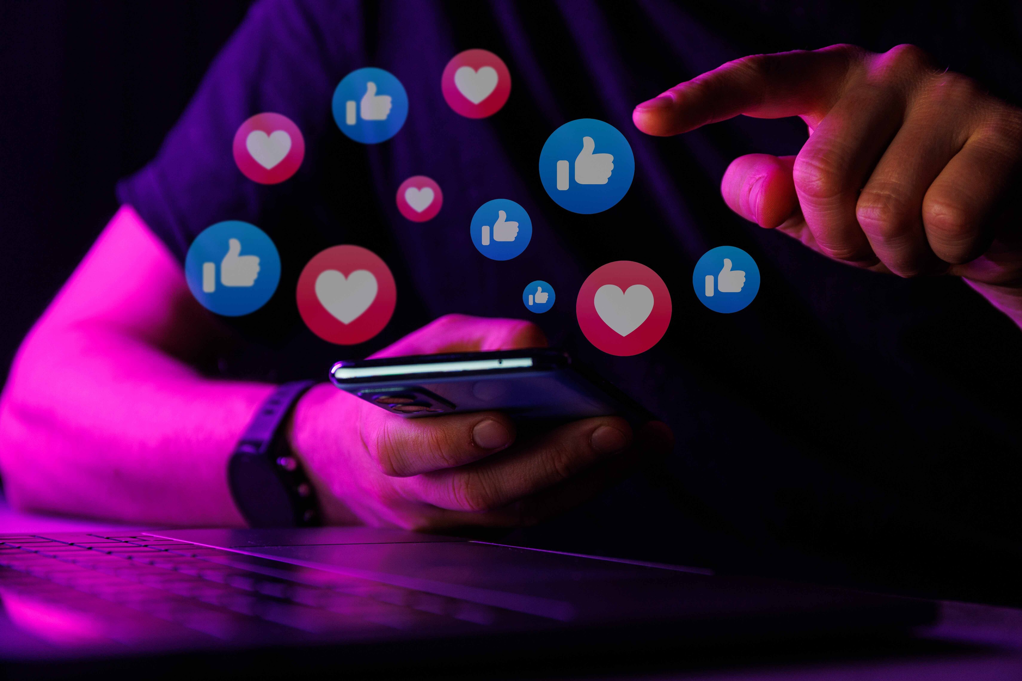 Ilustrasi masyarakat yang tergiur hingga ketagihan judi online.