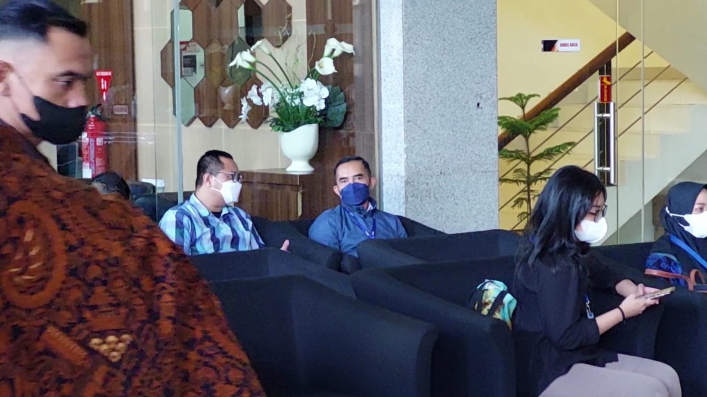 Mantan Kepala Bea Cukai Yogyakarta, Eko Darmanto (baju biru) di gedung KPK Jakarta.