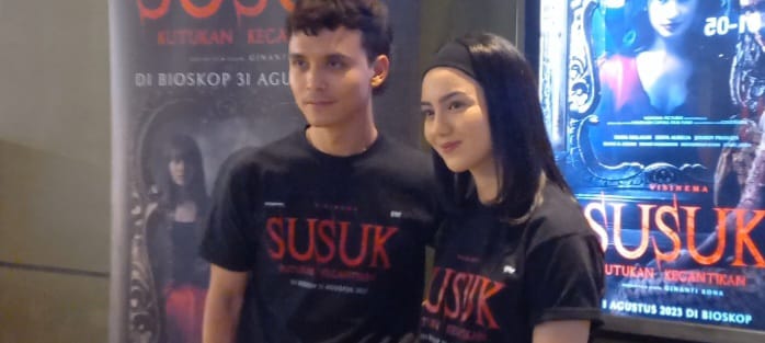 Ersya Aurelia sebagai Ayu dan Jourdy Pranata sebagai Arman dalam film Susuk