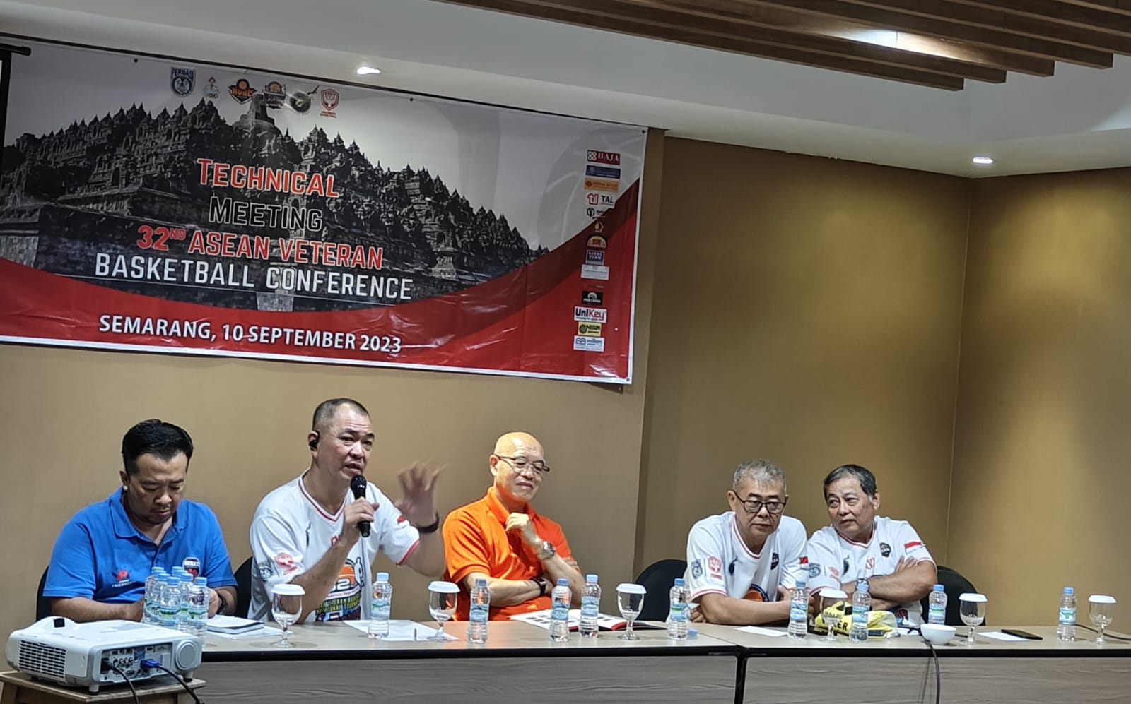 Panitia penyelenggara Asean Veteran Basketball Conference (AVBC) saat technical meeting yang dihadiri Chairman AVBC asal Malaysia Mr Ma.
