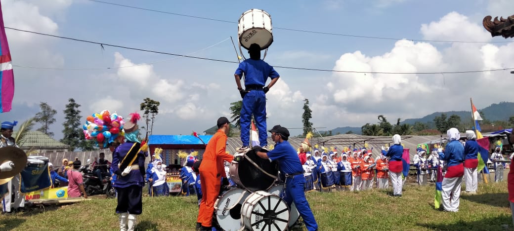 Tim drum band SMK Muhammadiyah Salaman beraksi