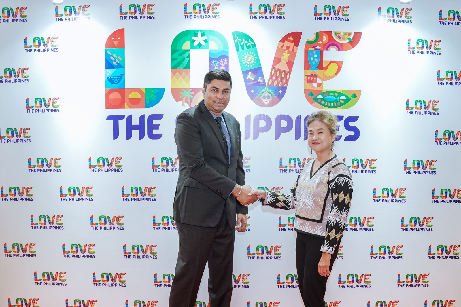 Wakil Menteri Departemen Pariwisata Filipina. Pal Valderrosa Abubakar (kanan).