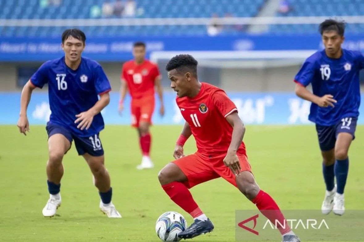 Pesepak bola Timnas U-24 Indonesia Ramai Melvian Rumakiek (tengah) menguasai bola saat melawan Taiwan