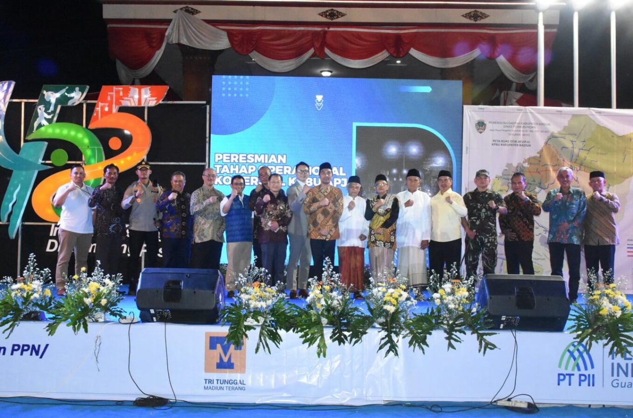 Acara peresmian tahap operasional Alat Penerangan Jalan (APJ) di Madiun, Jawa Timur.