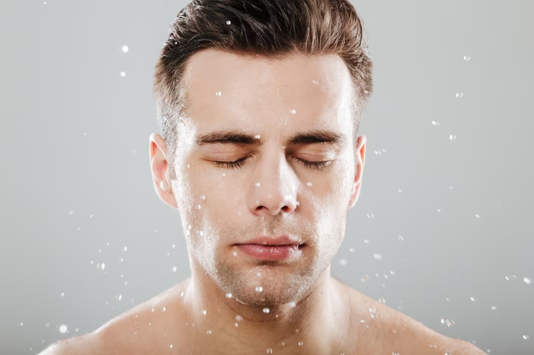 Ingat, Laki-Laki Juga Harus Rajin Cuci Muka dan Pakai Tabir Surya