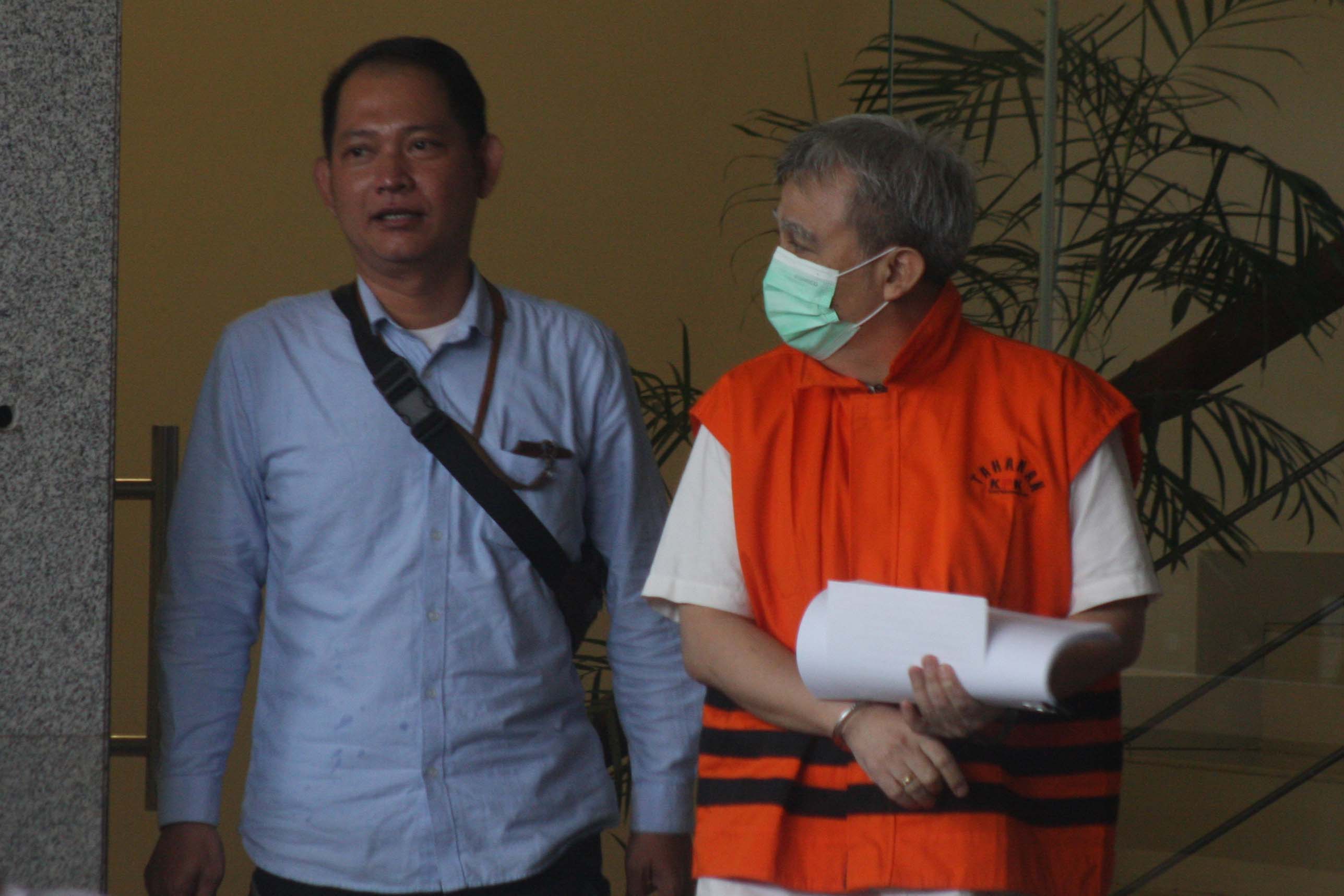 Mantan Direktur Utama PT Amarta Karya Catur Prabowo (kanan).