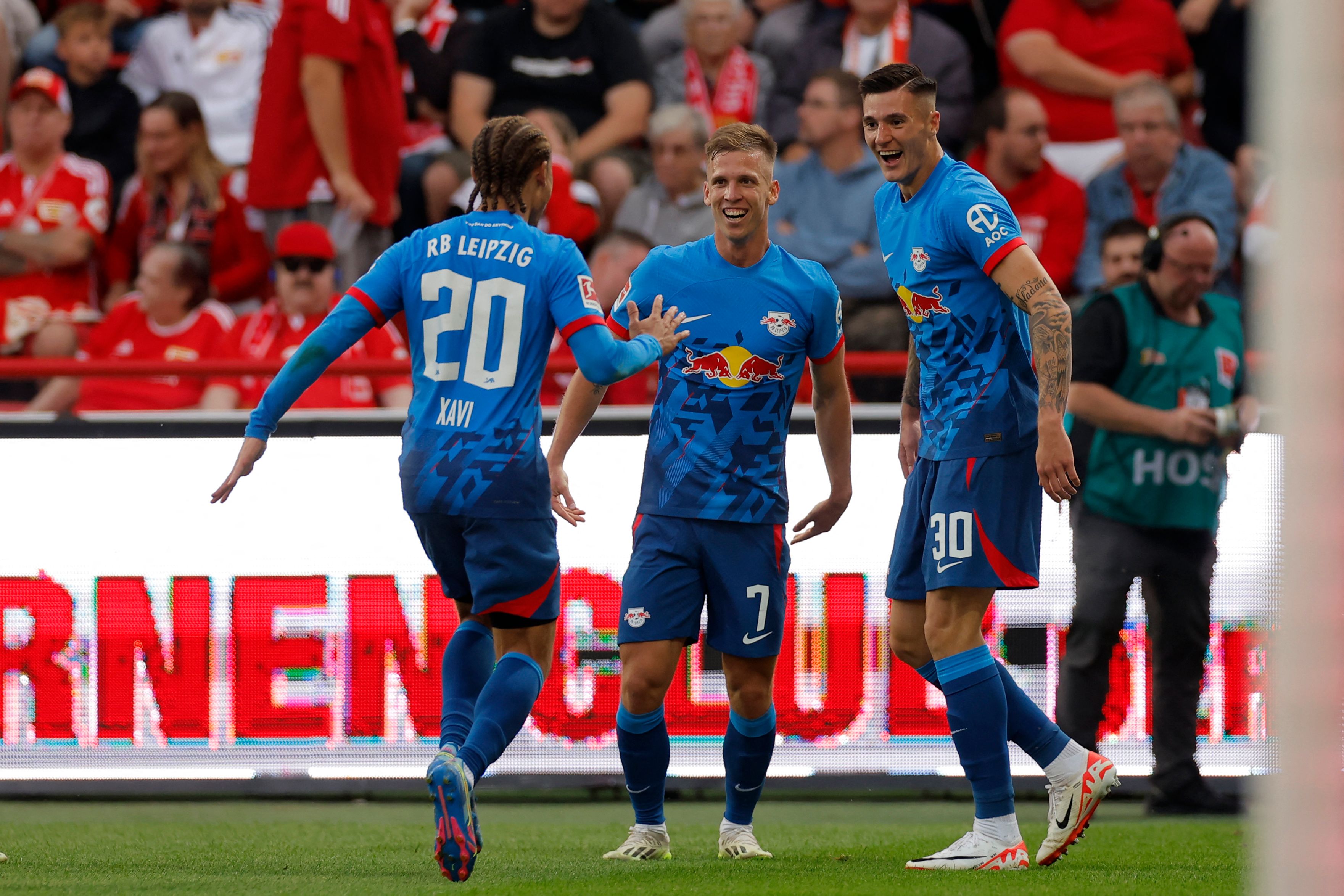 Para pemain RB Leipzig melakukan selebrasi usai mencetak gol ke gawang Union Berlin.