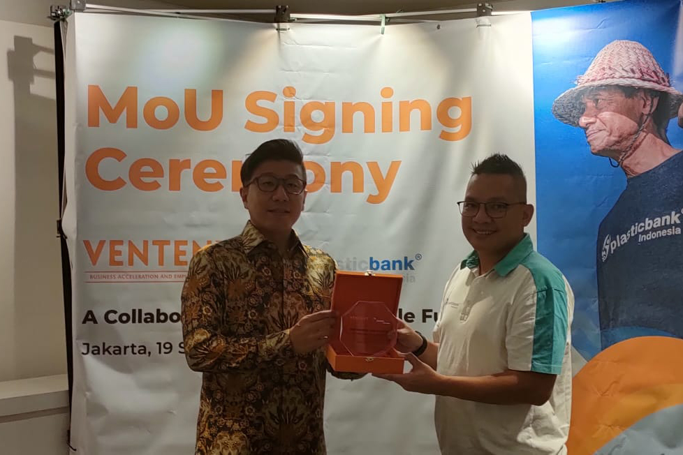 PT Venteny Fortuna International Tbk berkolaborasi dengan PT Plastic Bank Indonesia untuk mengumpulkan lebih dari 20 ton plastik daur ulang.