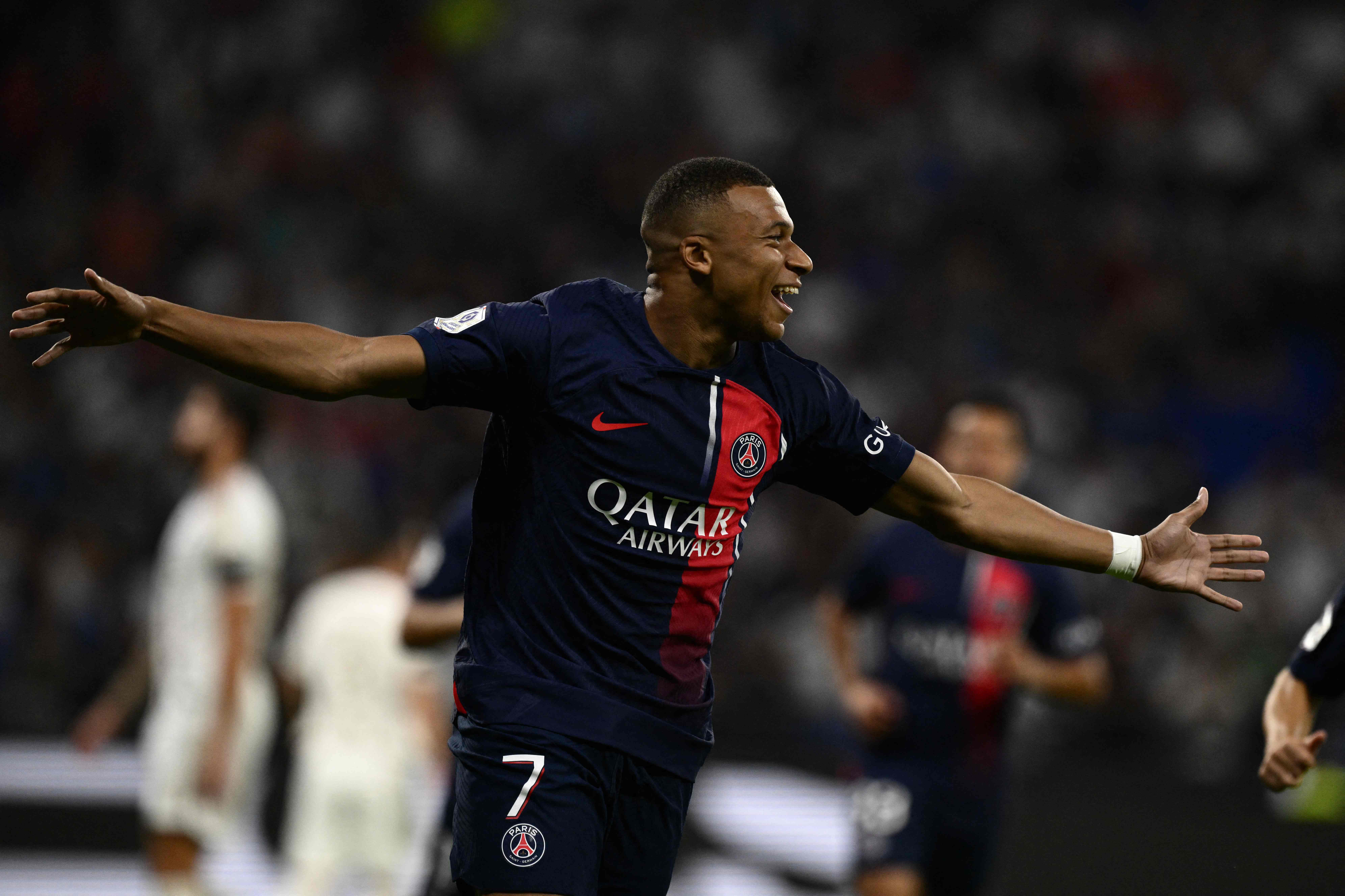 Penyerang PSG Kylian Mbappe melakukan selebrasi usai mencetak gol ke gawang Lyon di laga Ligue 1.
