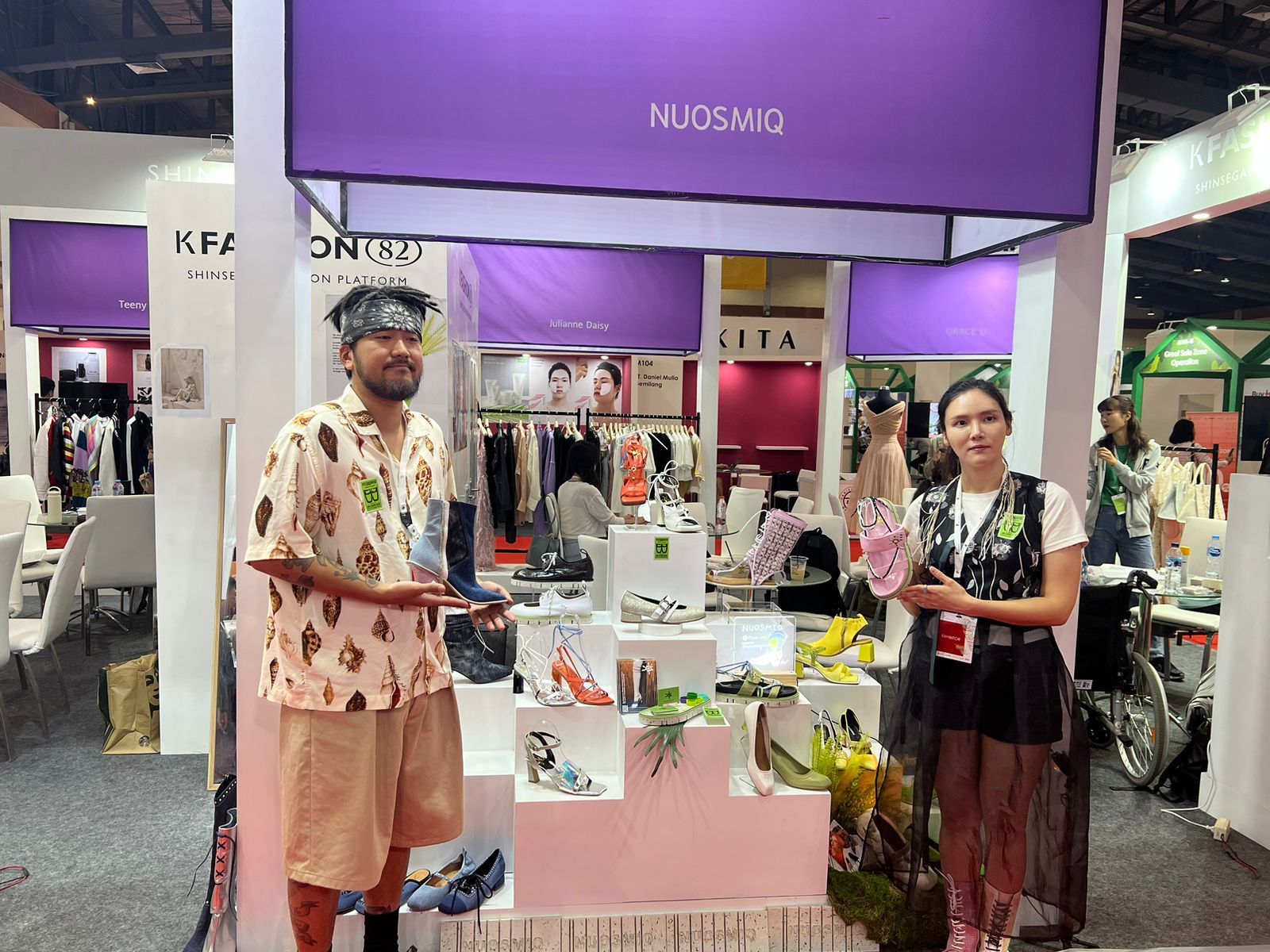 Pada ajang JIPremium 2023, dengan menempati booth di Hall B JCC, Nuosmiq memamerkan berbagai model sepatu untuk wanita.