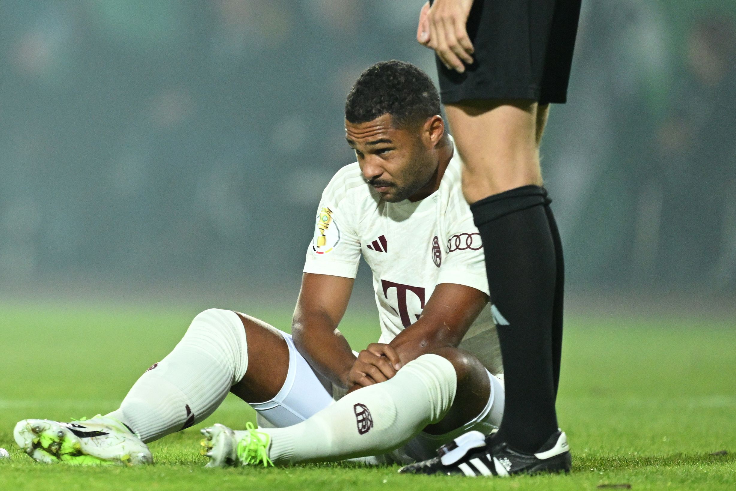 Penyerang Bayern Muenchen Serge Gnabry mengalami cedera patah tangan di laga DFB Pokal melawan Preuben Munster