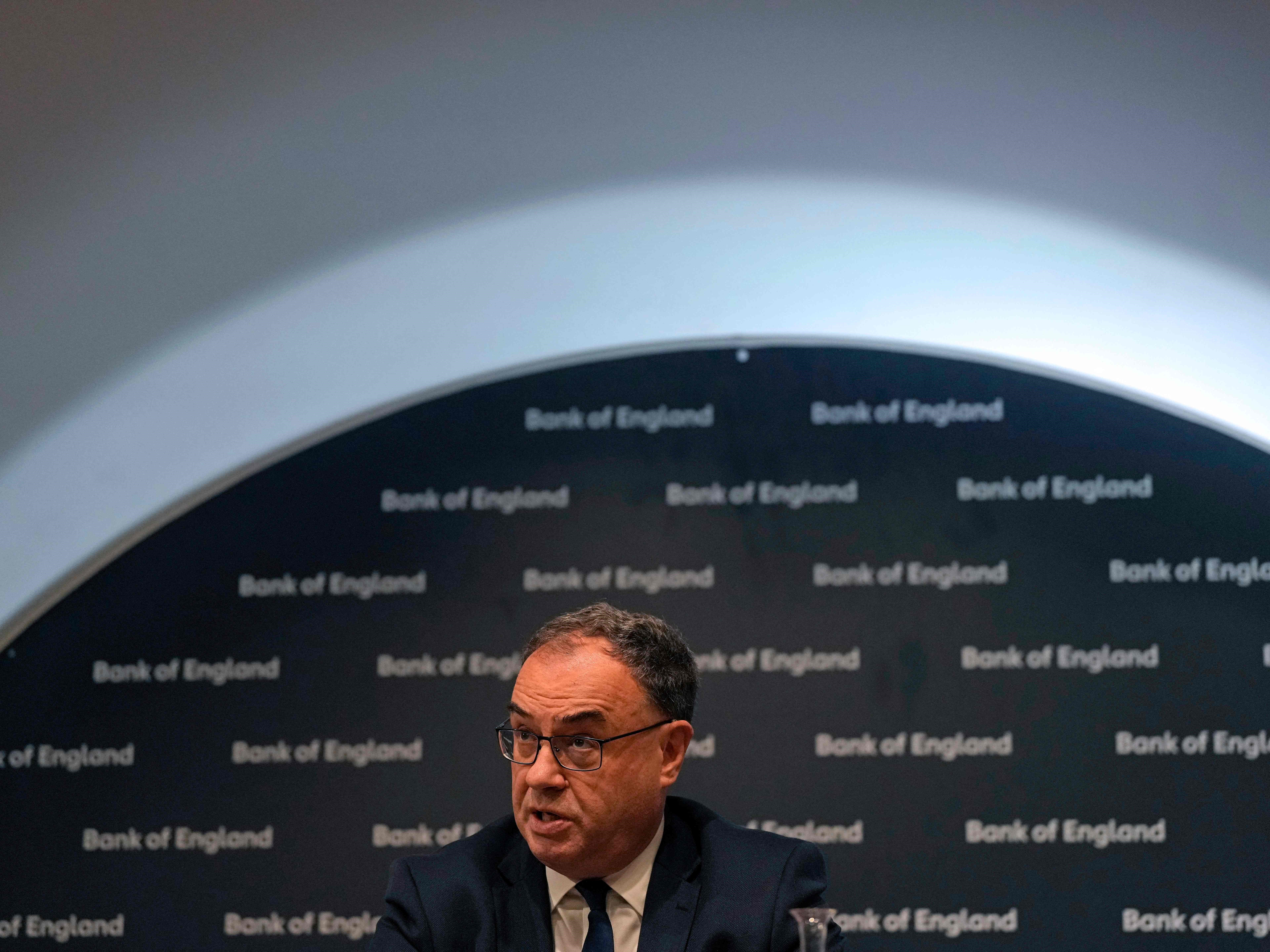 Bank Sentral Inggris Bekukan Suku Bunga setelah 14 Penaikan Berturut-turut