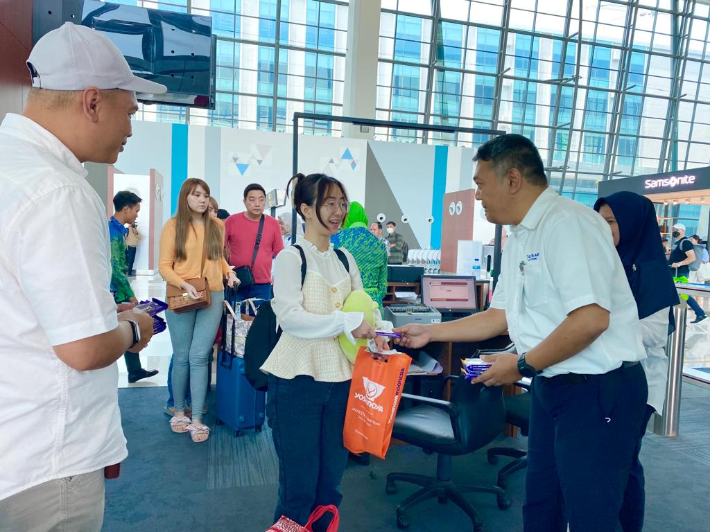 Peringati Harpelnas 2023, para penumpang di Terminal 3 Bandara Soekarno-Hatta dapat sambutan hangat dari Manajemen Pelita Air, Senin (4/9).