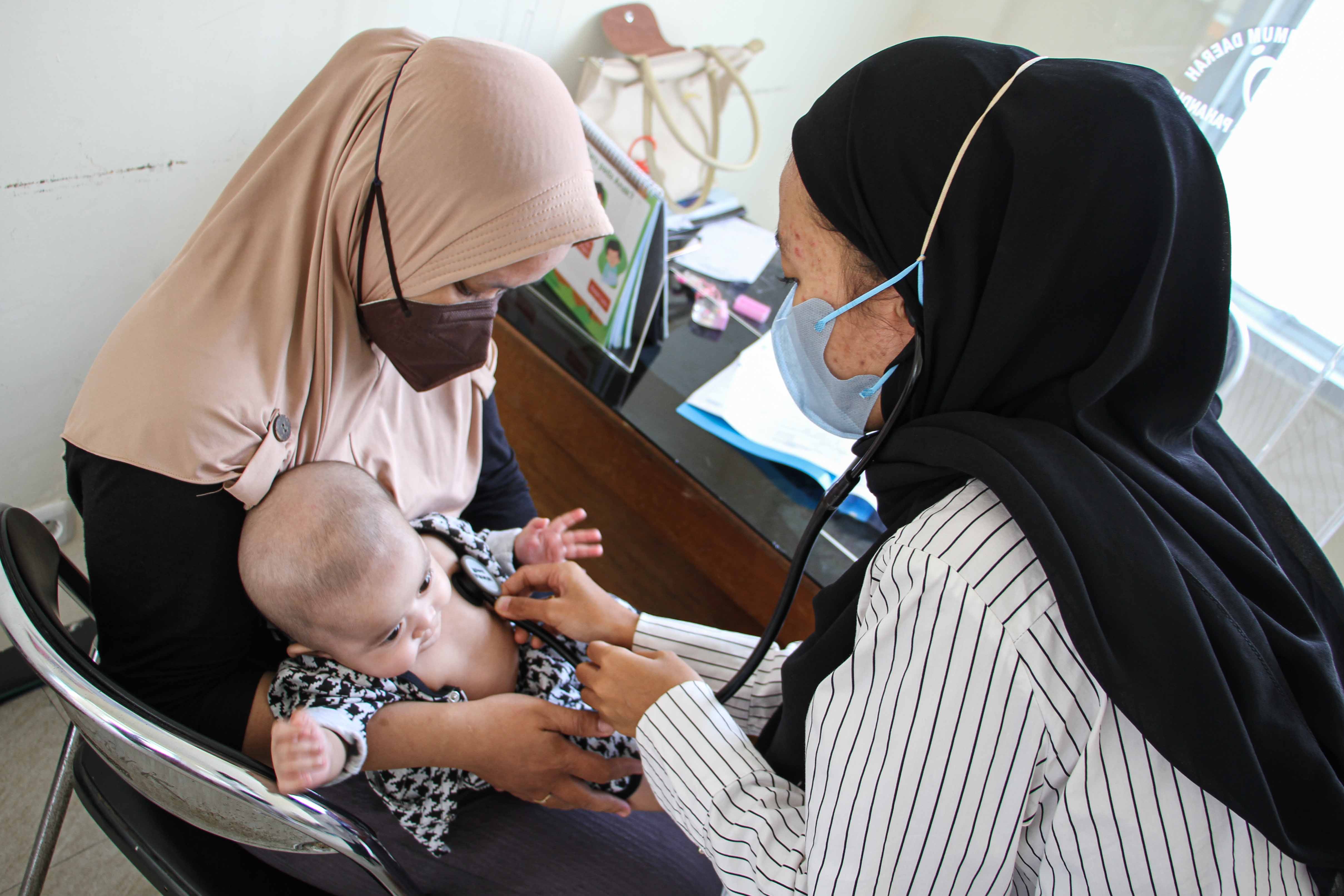  Dokter memeriksa kesehatan pasien bergejala Infeksi Saluran Pernapasan Akut (ISPA) 