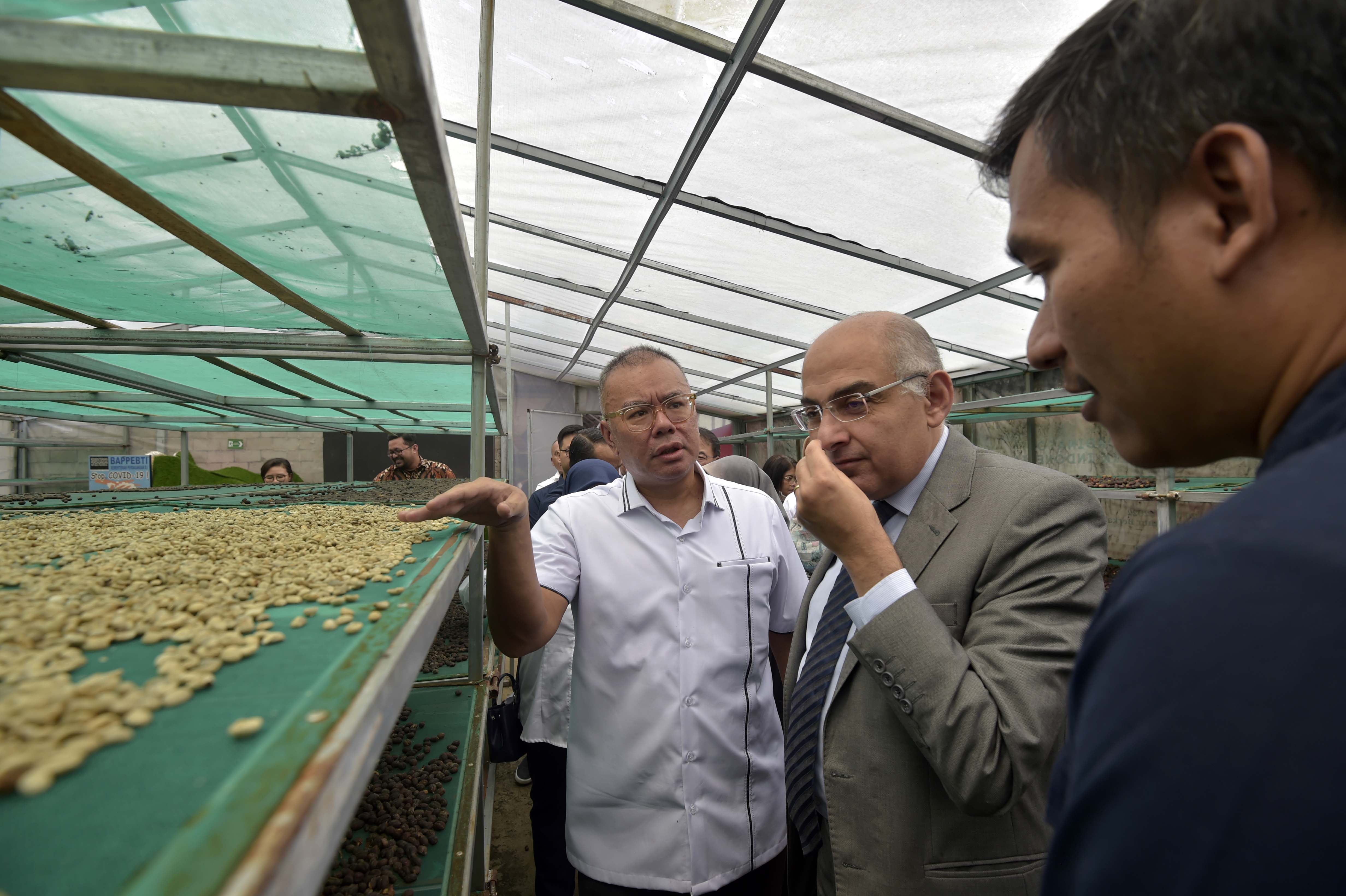 Pelepasan ekspor kopi ke Mesir dengan skema imbal dagang di Subang, Jawa Barat, 5 April 2023.