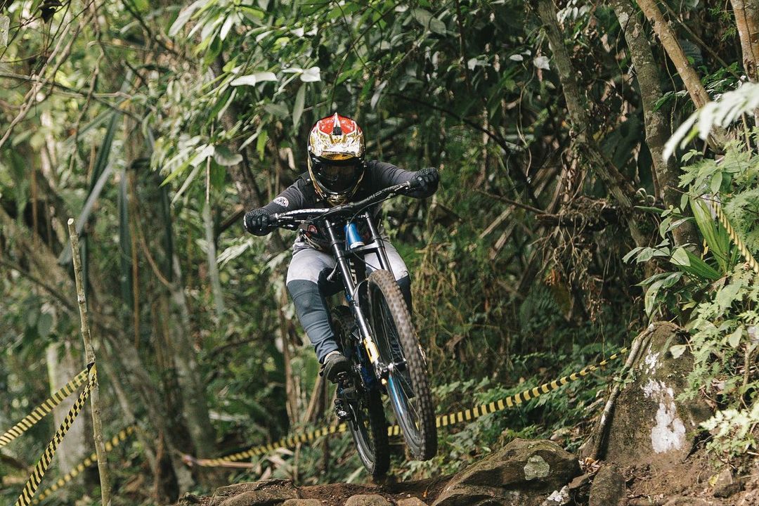Pembalap downhill Nila Murni saat berlaga di Kejurnas Balap Sepeda 2023