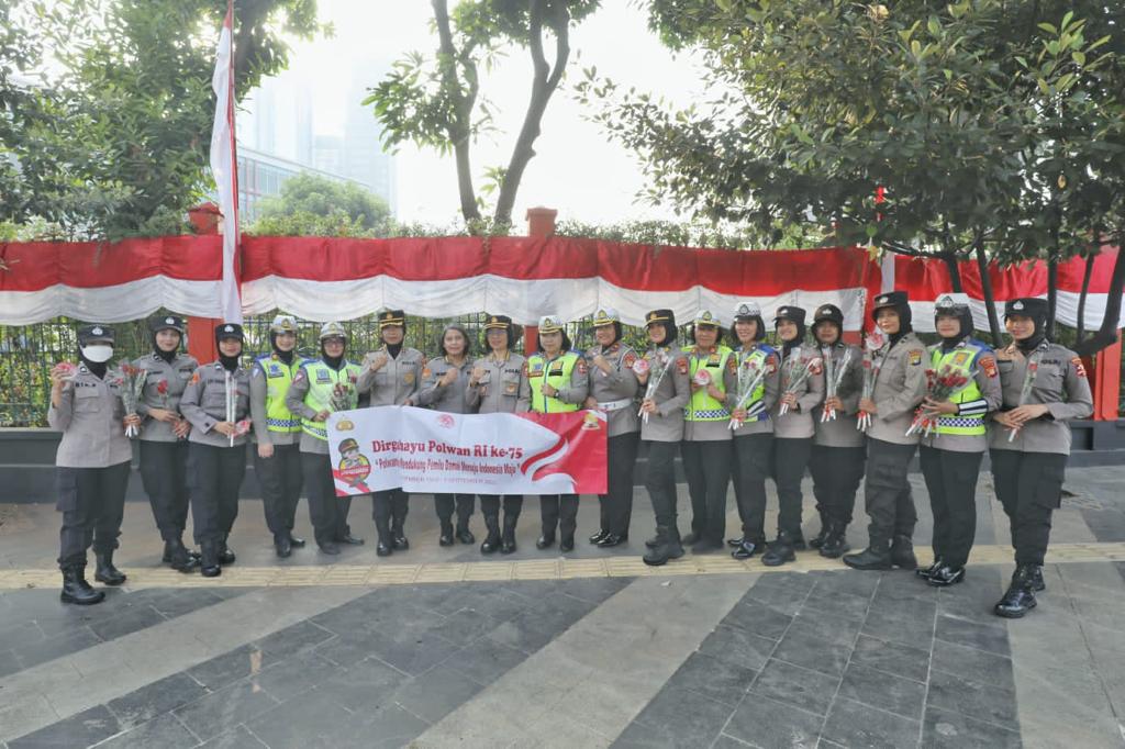 Peringati HUT ke-75, Polwan dan PMJ Bagkan Bunga ke Para Pengguna Jalan