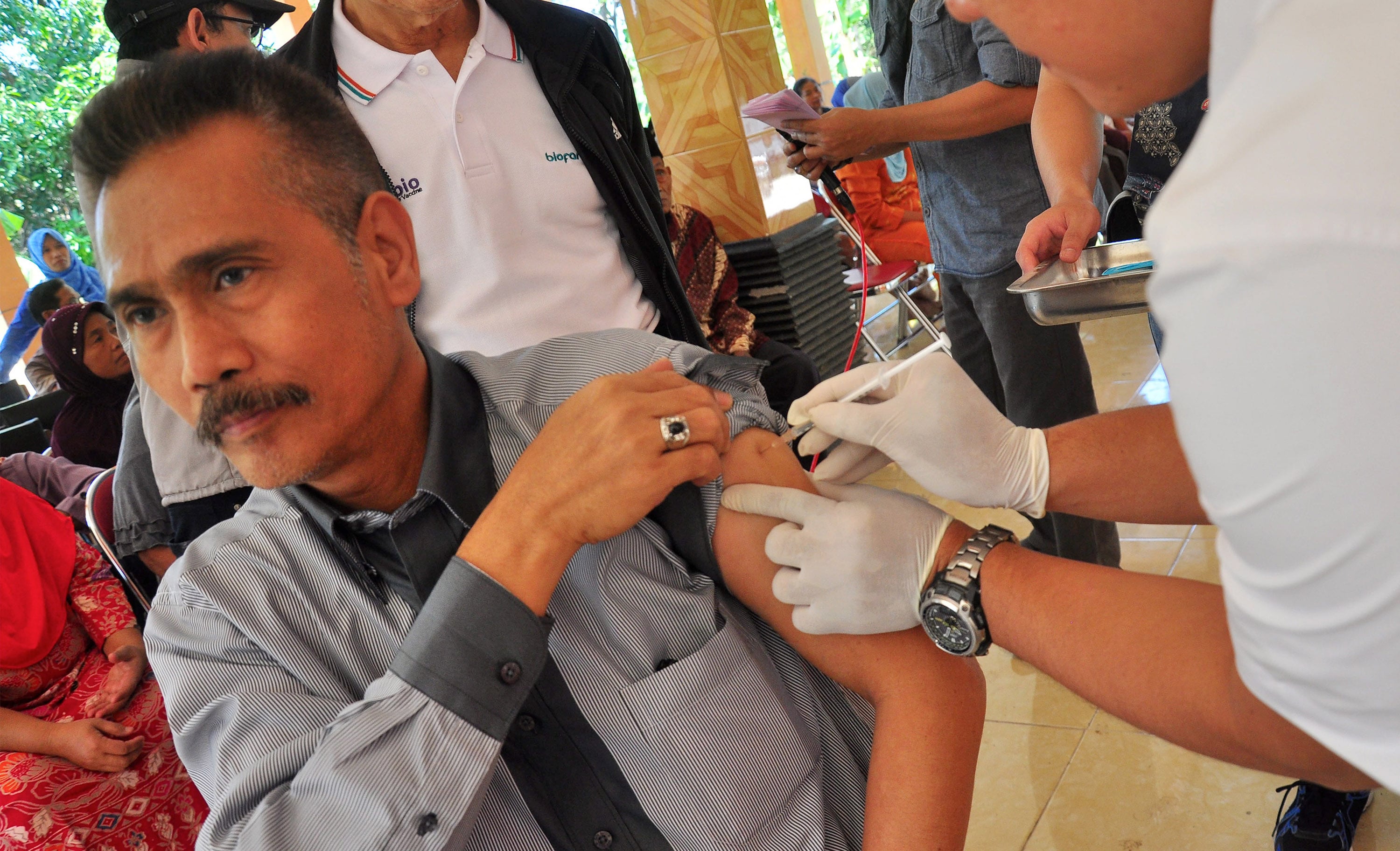 Warga mendapatkan vaksin influenza