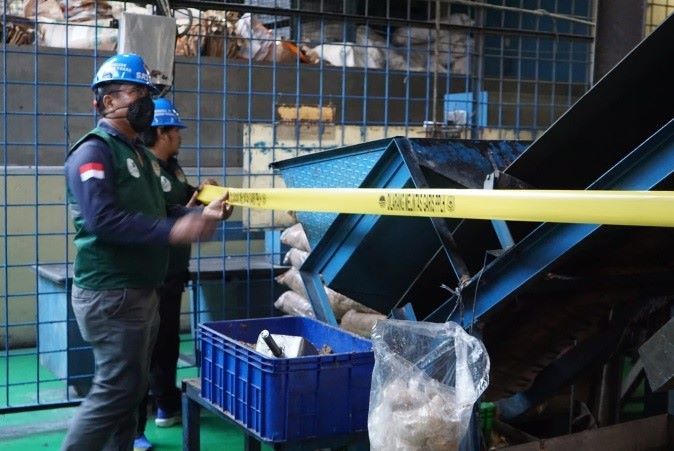Petugas menyegel pabrik milik PT MI yang mengoperasikan alat pembakar sampah tanpa izin.