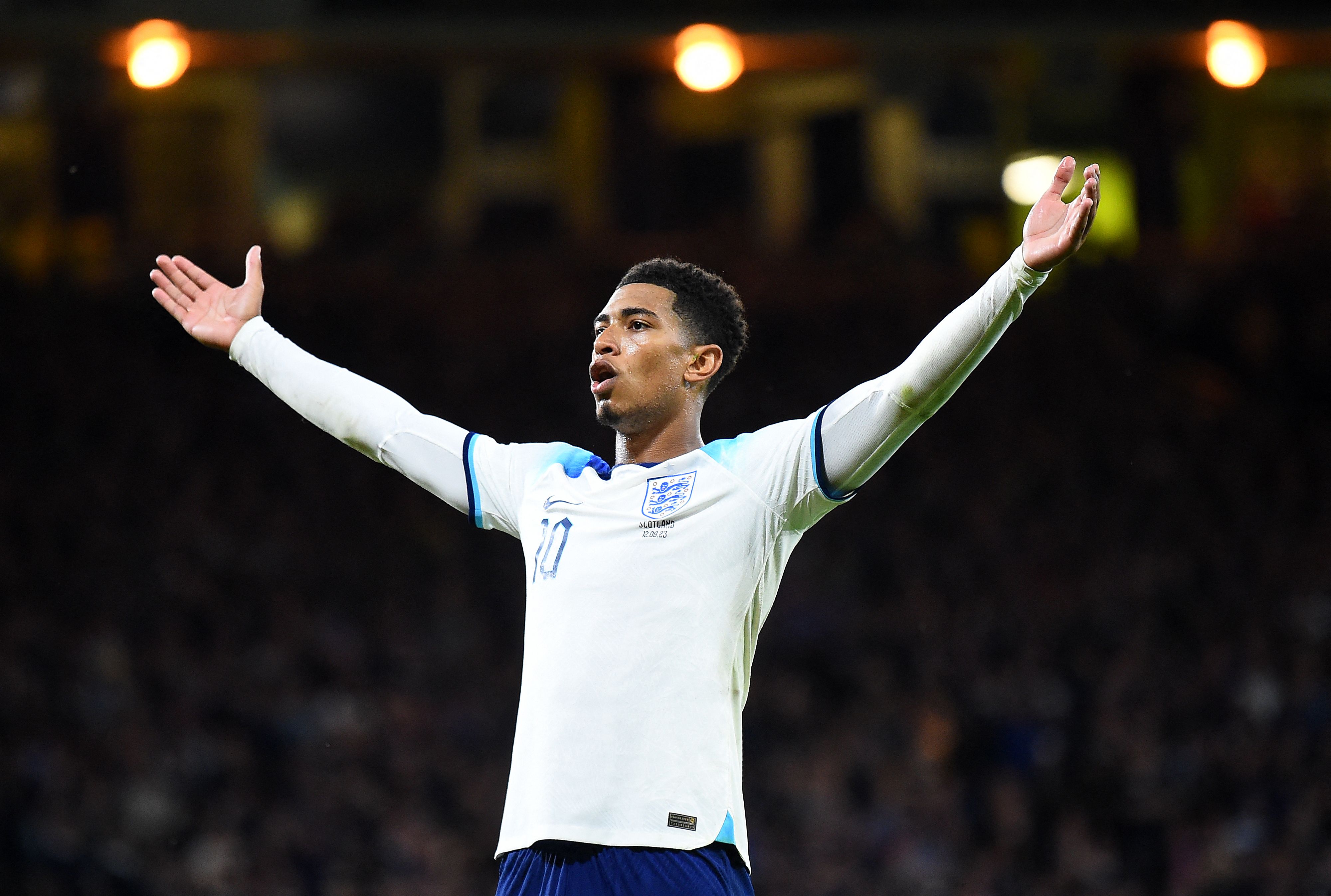 Gelandang timnas Inggris Jude Bellingham melakukan selebrasi usai mencetak gol ke gawang Skotlandia di laga persahabatan.