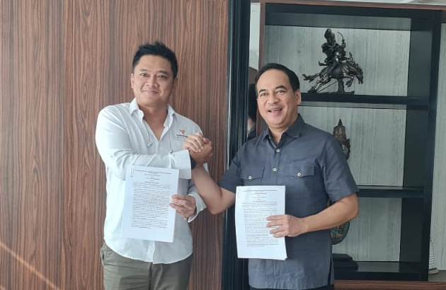 Penandatangan kerja sama antara CEO PT Tangkas, Don Papank dan Komisaris PT Merdeka Suryatama, Kukrit Suryo Wicaksono. 