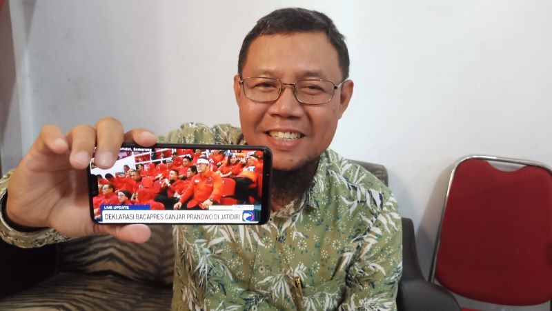 Ketua SKI Jawa Tengah Azmi Asmuni Majid, menunjukkan gambar di HP saat deklarasi Bacapres yang diusung PDIP.