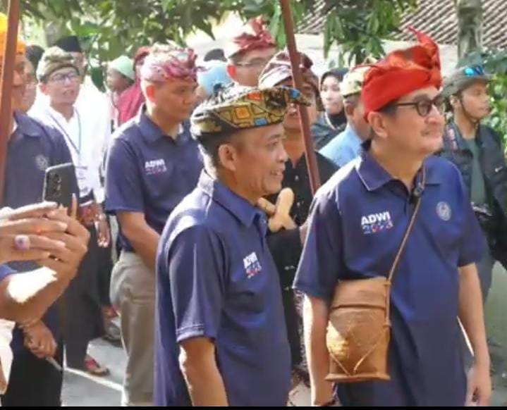 Direktur Tata Kelola Destinasi Kemenparekraf Indra Ni Tua (kanan) mengunjungi Desa Wisata Setanggor Kecamatan Praya Barat, Loteng, NTB.