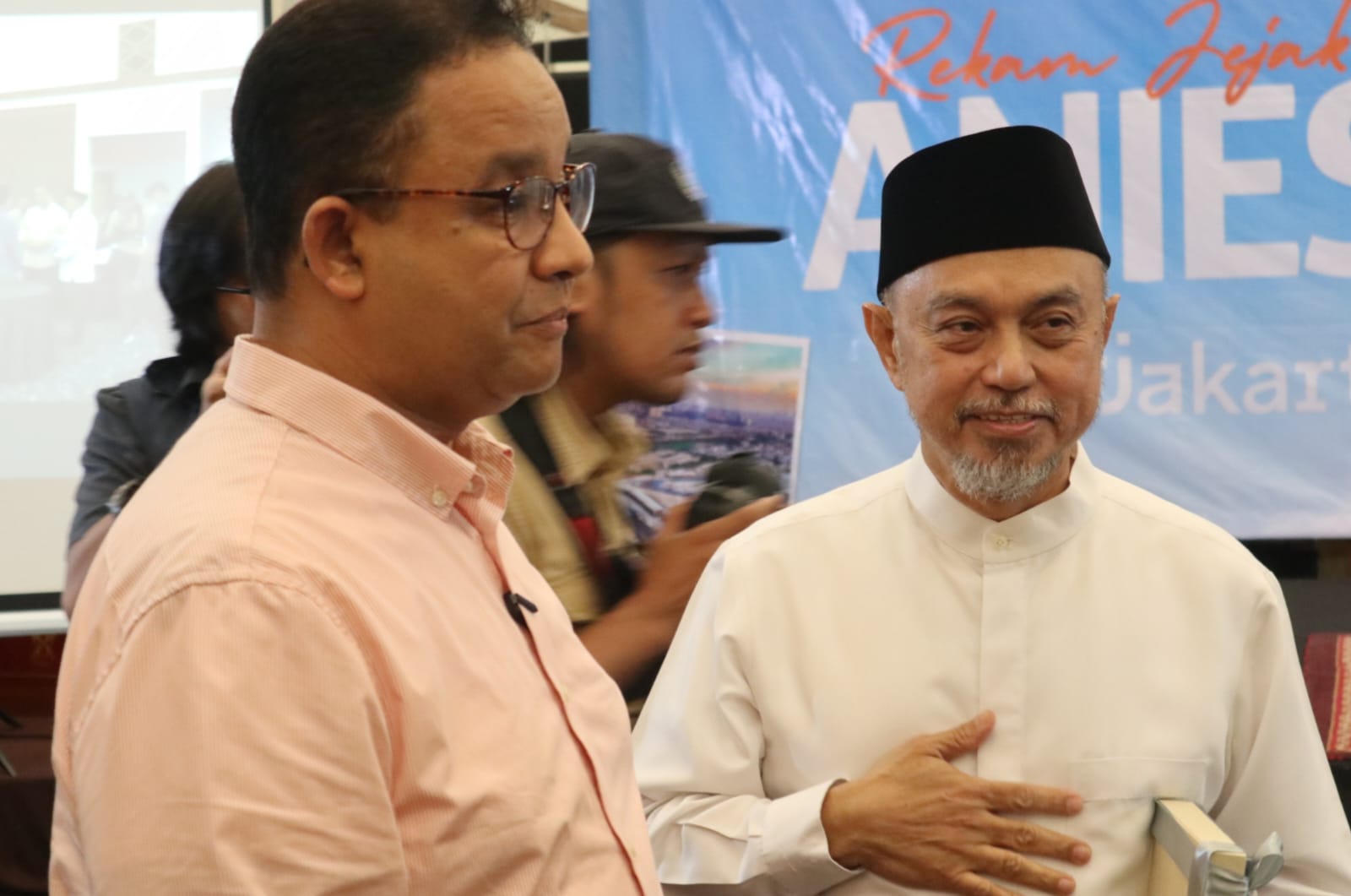Ketua Panitia Jalan Gembira Anies-Muhaimin, Tamsil Linrung (kanan) bersama bacapres Anies Baswedan.