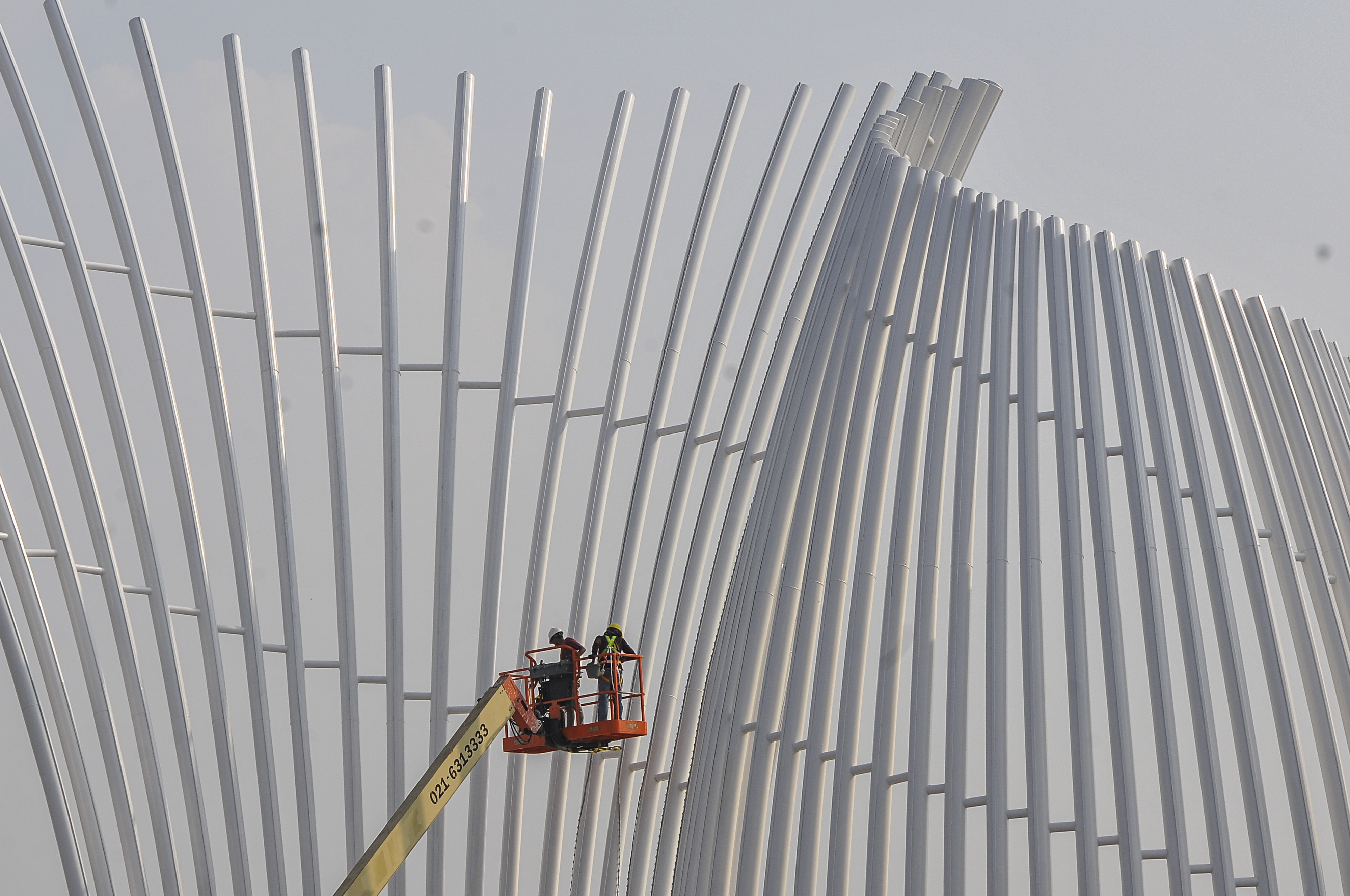  Sejumlah pekerja menyelesaikan proses pembangunan landmark di Pulau D reklamasi Pantai Indah Kapuk (PIK)