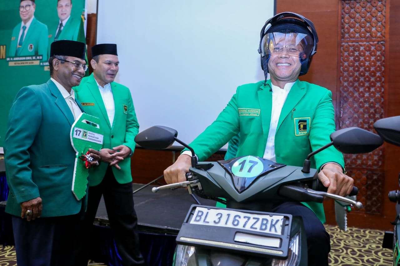 Plt Ketua Umum PPP Muhamad Mardiono mengendarai sepeda motor keliling Banda Aceh, Aceh