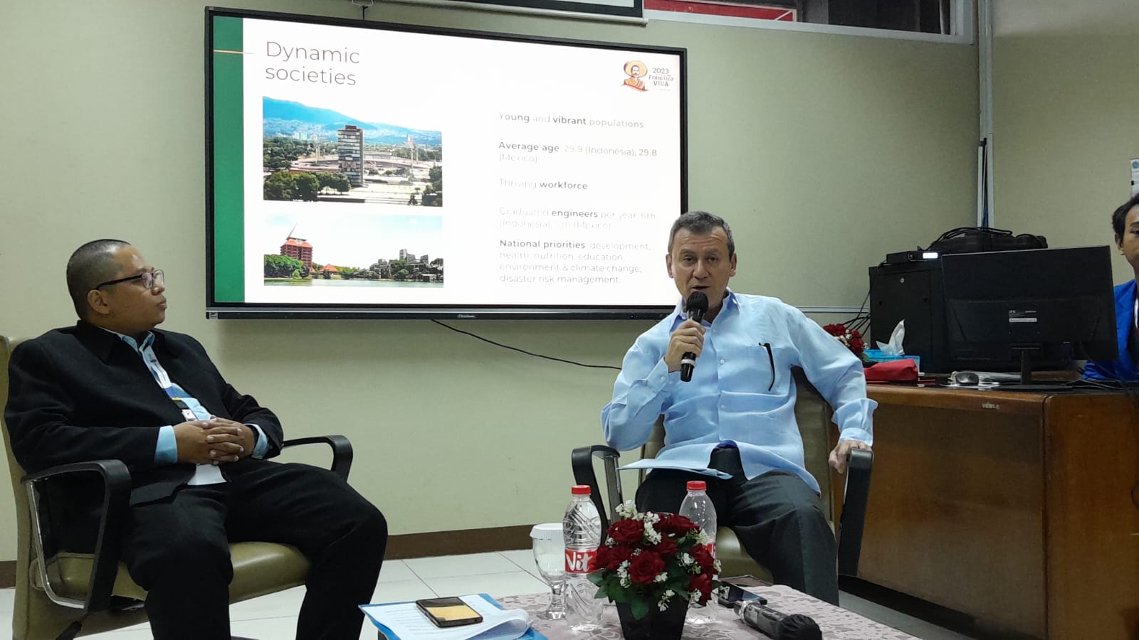 DUTA Besar Meksiko untuk Indonesia, Armando G. Álvarez (kanan) mengisi kuliah tamu The Impact of MIKTA towards Indonesia-Mexico Partnership.