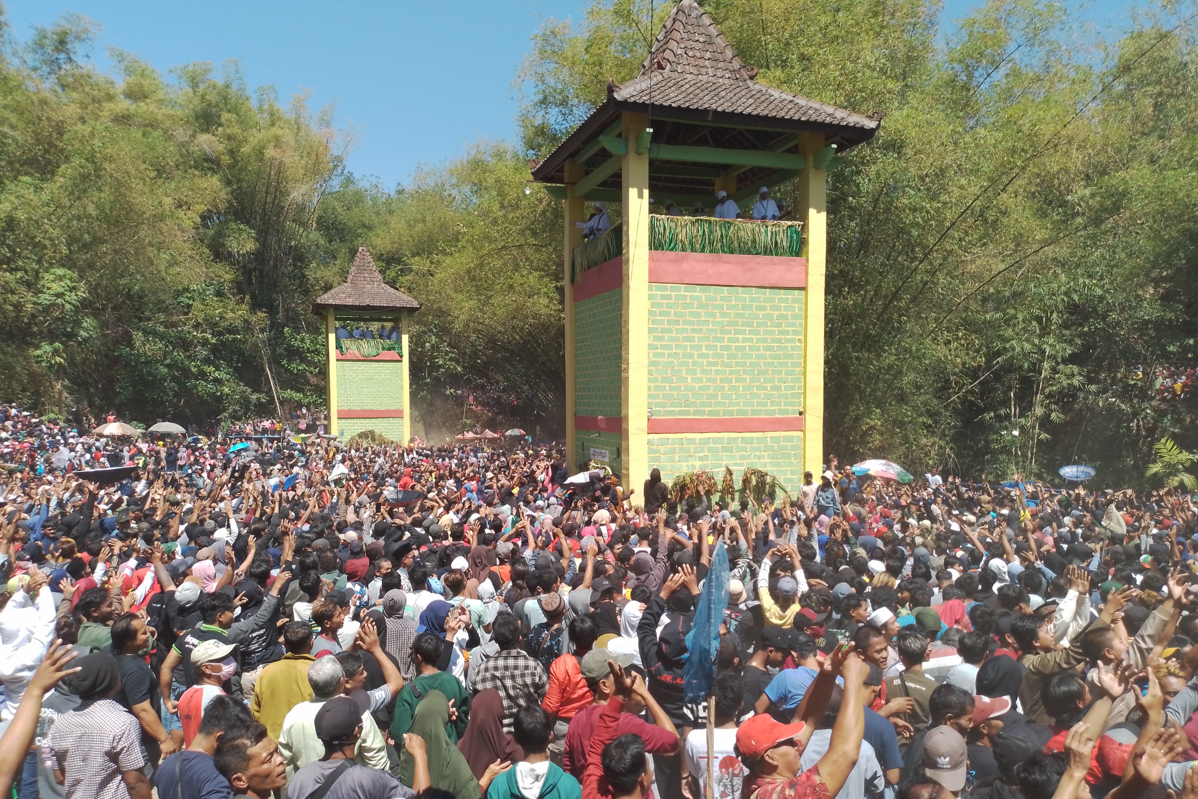 Puncak Perayaan Yaqowiyu Jatinom Sebar Kue Apem 8 Ton