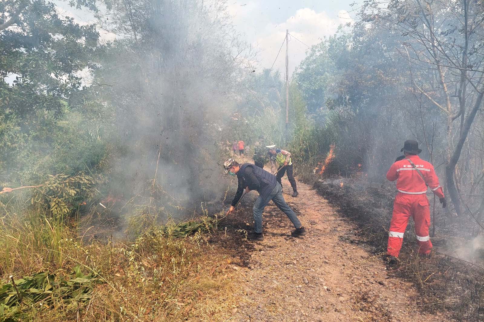Anggota Polri dan TNI bersama tim dari Pertamina tengah memadamkan kebakaran di Ogan Komering Ilir (OKI), Sumatra Selatan.