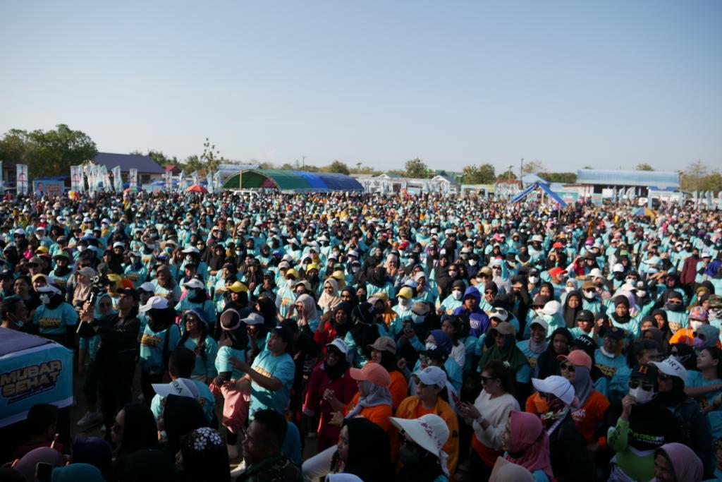 Senam zumba yang berlangsung di Lapangan Sepak Bola Guali Kecamatan Kusambi, Sulawesi Tenggara