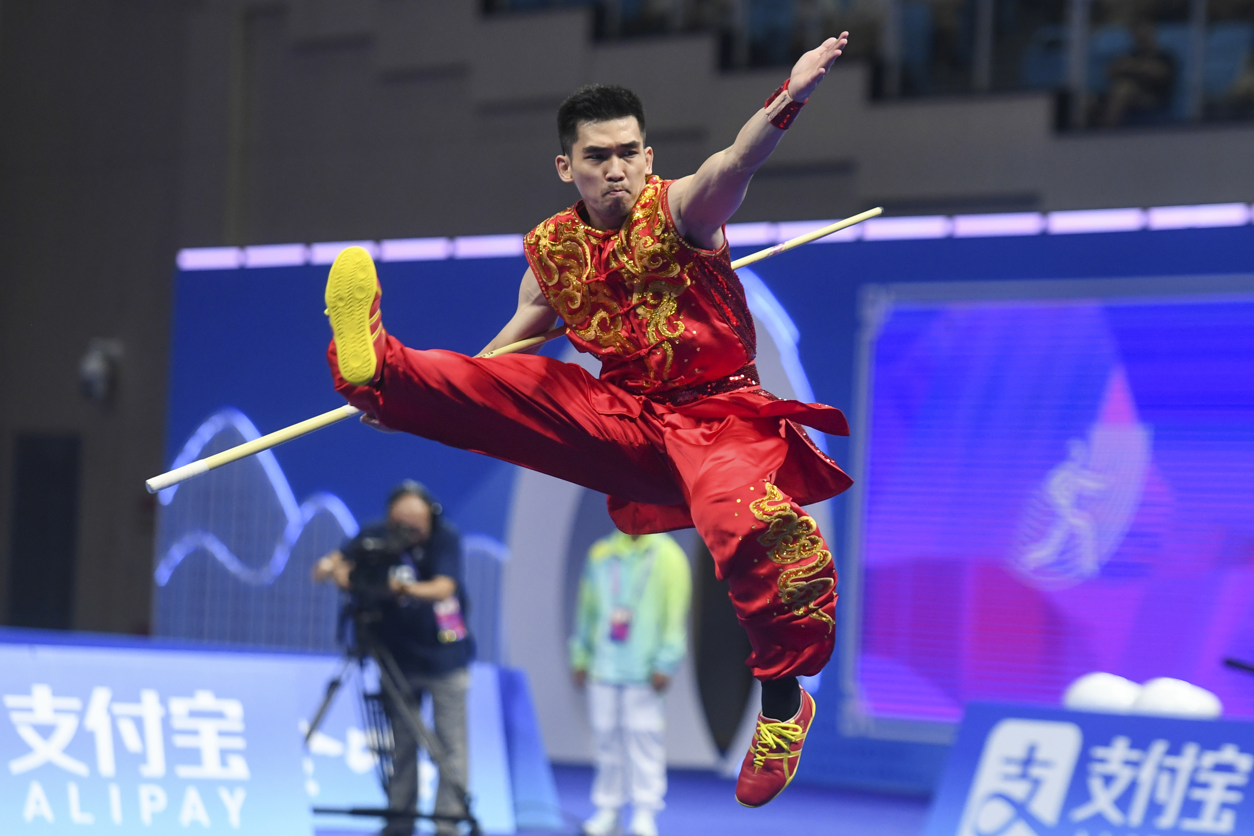Atlet wushu Indonesia Harris Horatius saat beraksi di Asian Games 2022.