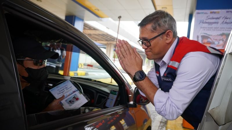 Hutama Karya membagikan suvenir kepada para pengguna jalan tol.