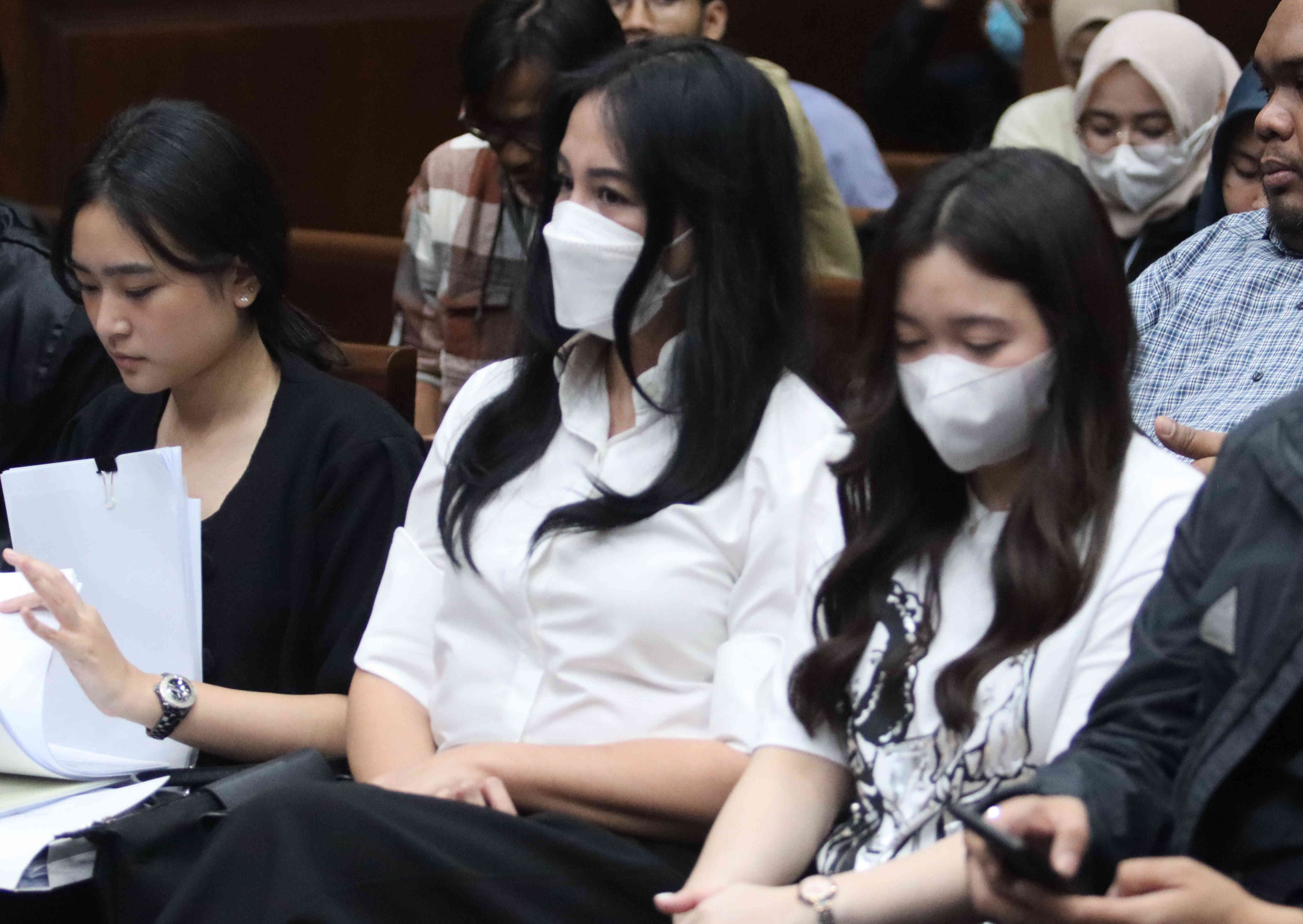 Istri mantan pejabat Ditjen Pajak Kementerian Keuangan Rafael Alun Trisambodo, Ernie Meike Torondek (kedua kiri).