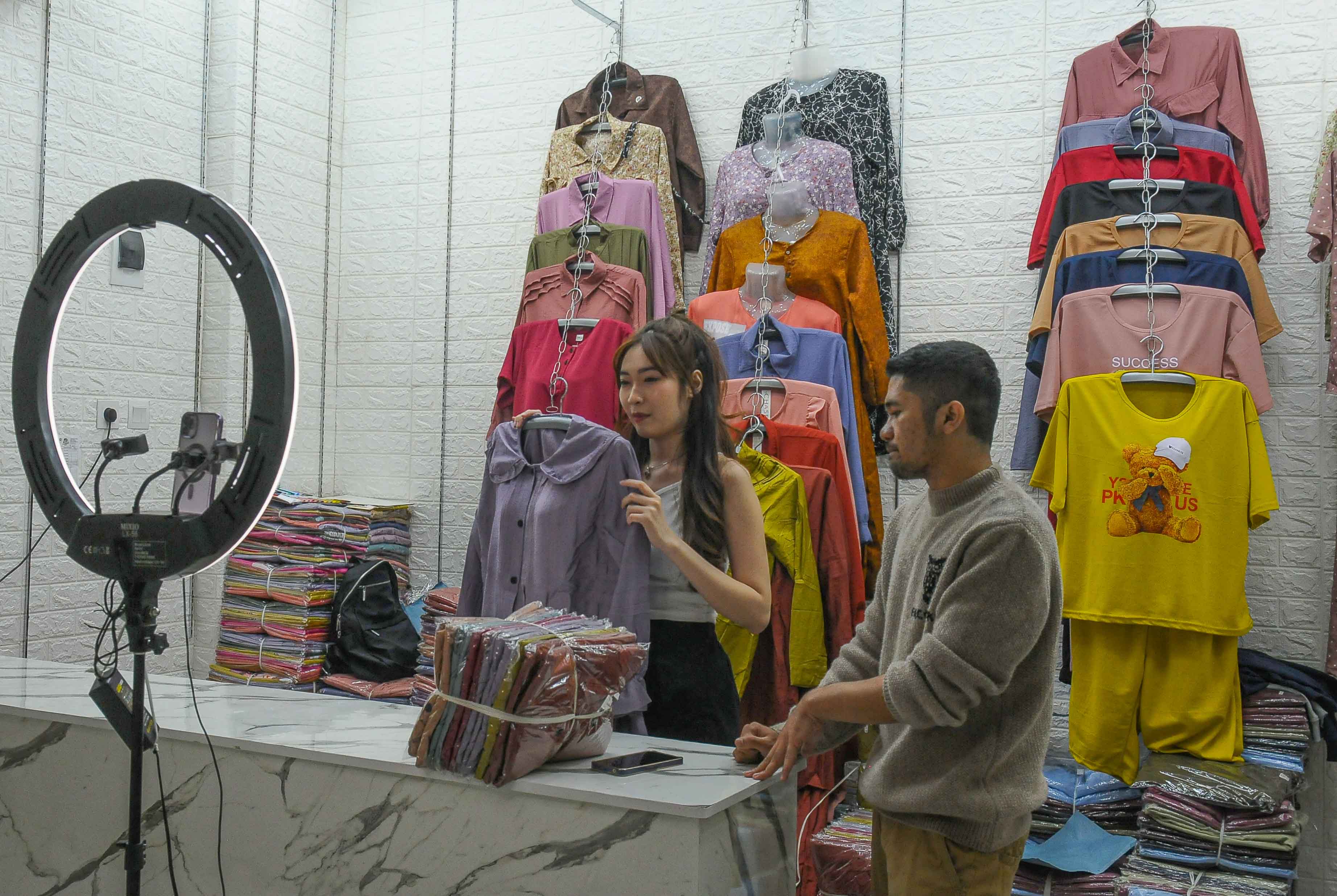 Pedagang baju tengah melakukan penjualan secara live streaming melalu media sosial Tiktok di Pasar Tanah Abang