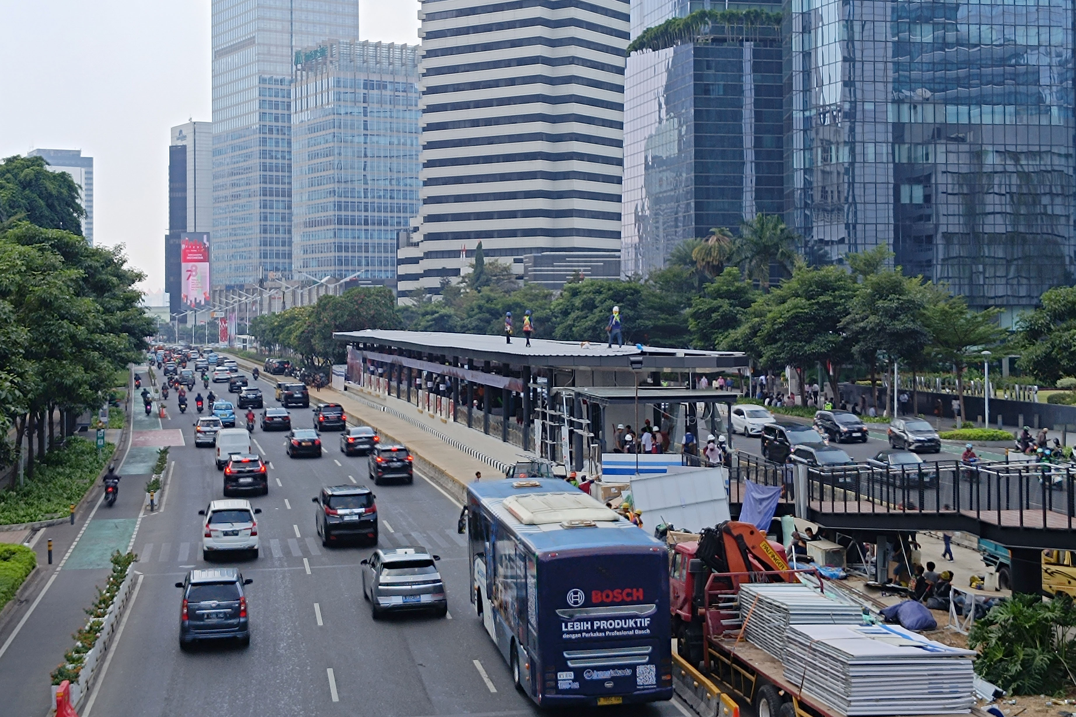 Pekerja melakukan sejumlah persiapan jelang pengoperasian kembali Halte Transjakarta Karet, Rabu (30/8).