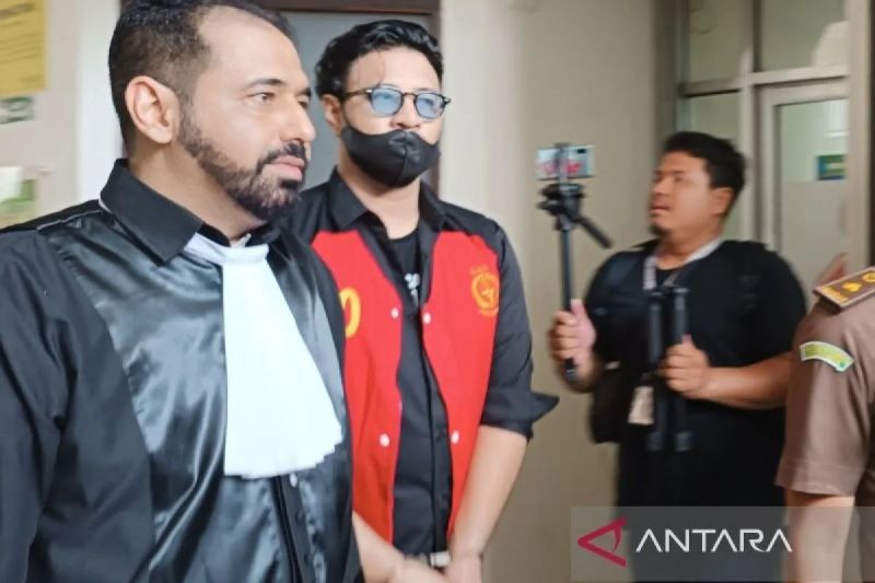 Ammar Zoni (kedua kiri) memasuki ruangan sidang di PN Jakarta Selatan, Selasa (26/9/2023). 