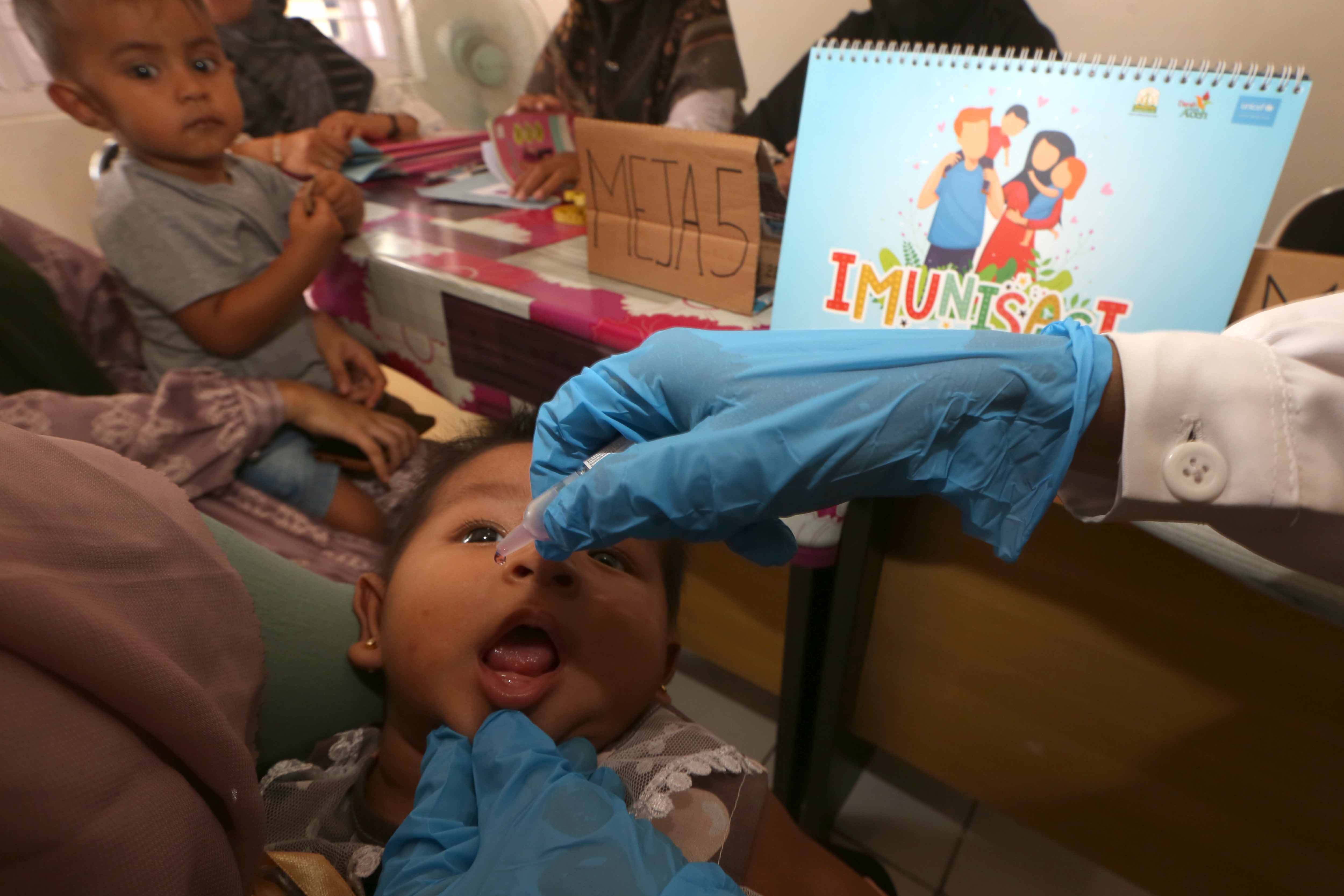 SDM KESEHATAN: Petugas kesehatan memberikan vaksin polio pada program imunisasi di Puskesmas Ulee Kareng di Banda Aceh, Aceh, Rabu (9/8/2023