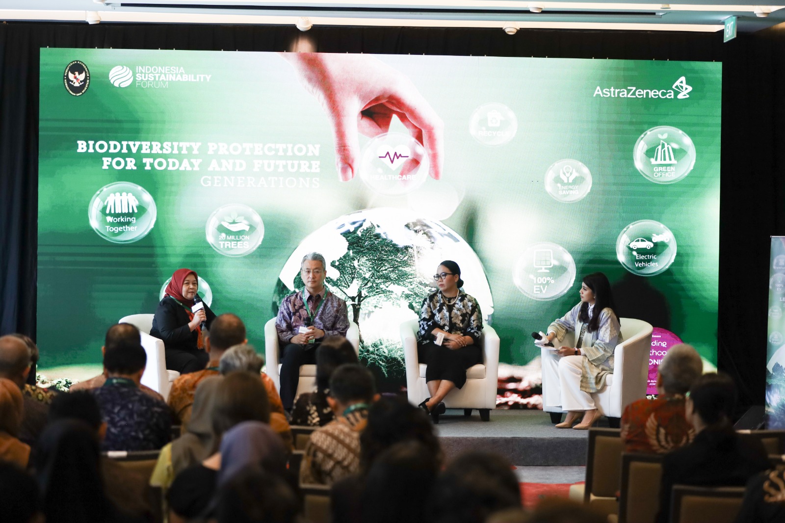 Deputi Bidang Koordinasi Pengelolaan Lingkungan dan Kehutanan Kemenko Marves Nani Hendiarti (kiri) pada Indonesia Sustainibility Forum 2023.