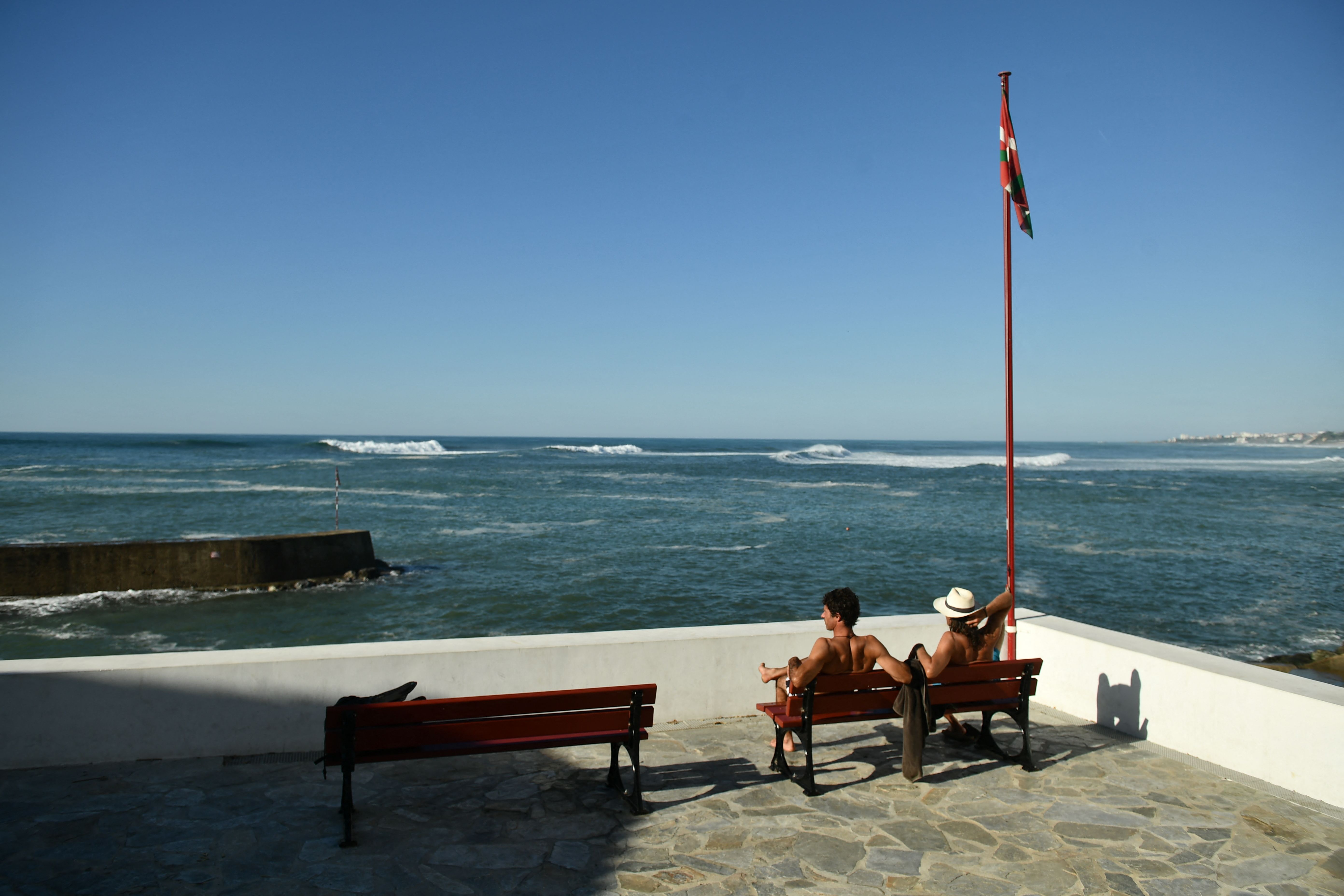 Dua orang berjemur di Guethary, Prancis.