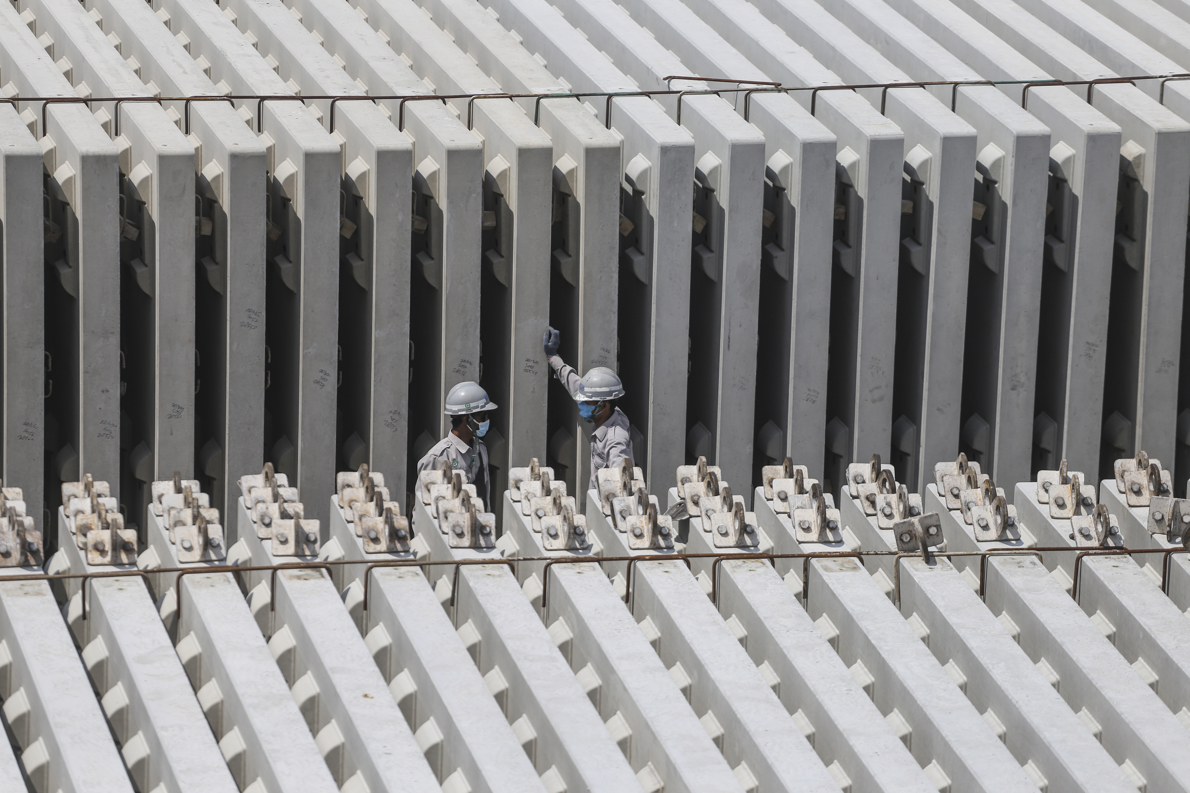 Pekerja memeriksa beton untuk proyek kereta cepat.