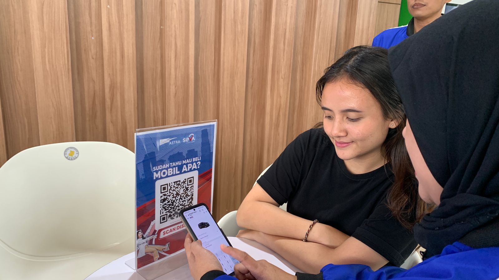 Konsumen memilih mobil baru keluaran Astra melalui SEVA, platform pencarian mobil baru dari berbagai brand Astra.